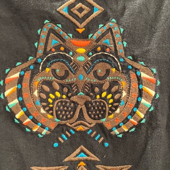 Embroidered navy t-shirt beautiful lion design, size 6, good condition - Picture 4 of 4